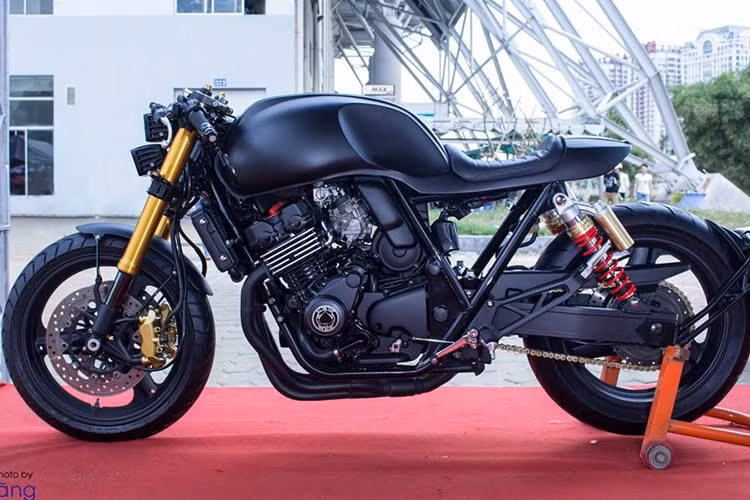 Mẫu Honda CB400 được xem là chiếc naked bike phân khối lớn phổ biến nhất Việt Nam. Chiếc xe được ưa chuộng bởi kiểu dáng trung tính cùng động cơ 4 xi-lanh 400 cc cực "lành".