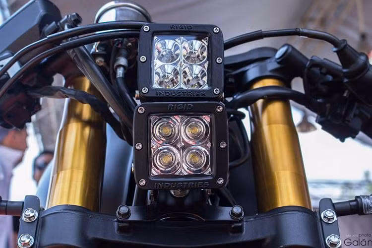 Phần đầu xe cực kỳ đơn giản khi chỉ bao gồm 2 đèn pha LED vuông đặt chồng lên nhau của hãng Rigid Industries.