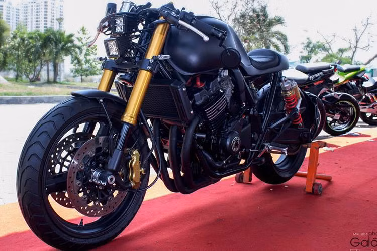 Không muốn "xế nổ" của mình bị "đụng hàng" với hàng ngàn chiếc Honda CB400 tại Việt Nam, một biker đã không ngần ngại "lột trần" chiếc xe để độ nó thành dáng streetfighter cực "ngầu".