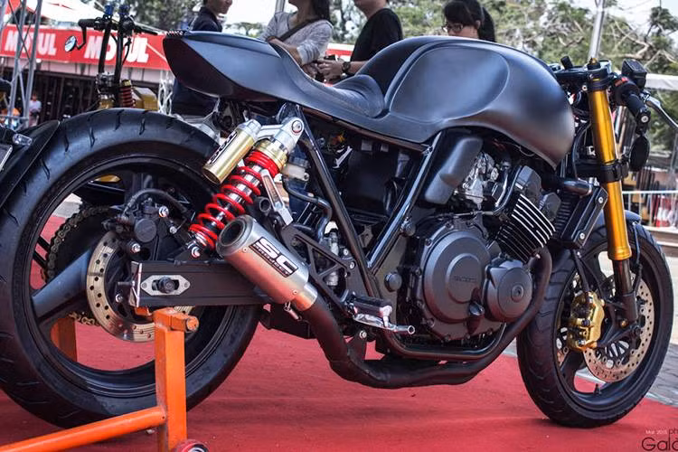 Những món "đồ chơi" như phuộc TAG hay pô SC Project lon ngắn giúp hoàn thiện bản độ Honda CB400 Streetfighter cực "chất" này.