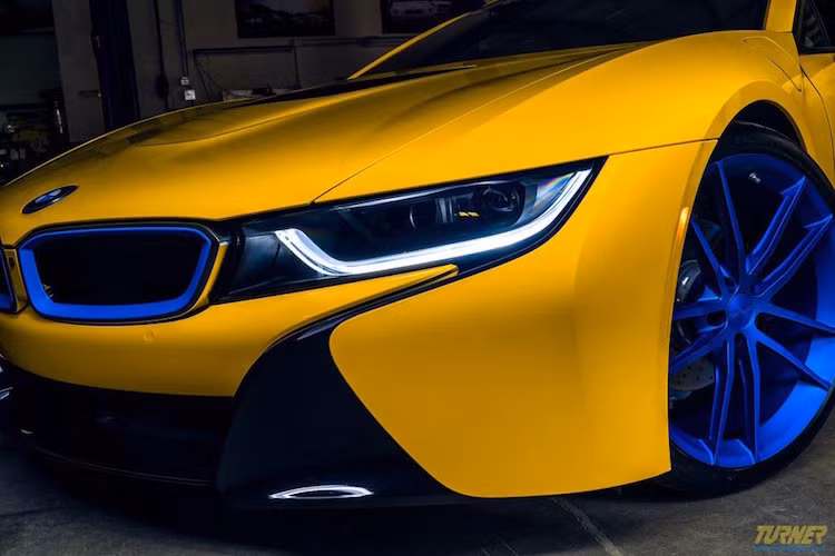 Ở phần "nội công", khối động cơ turbo 3 xi-lanh của i8 vẫn được giữ nguyên, tuy nhiên Turner đã trang bị cho xe hệ thống xả titan do chính hãng thiết kế.