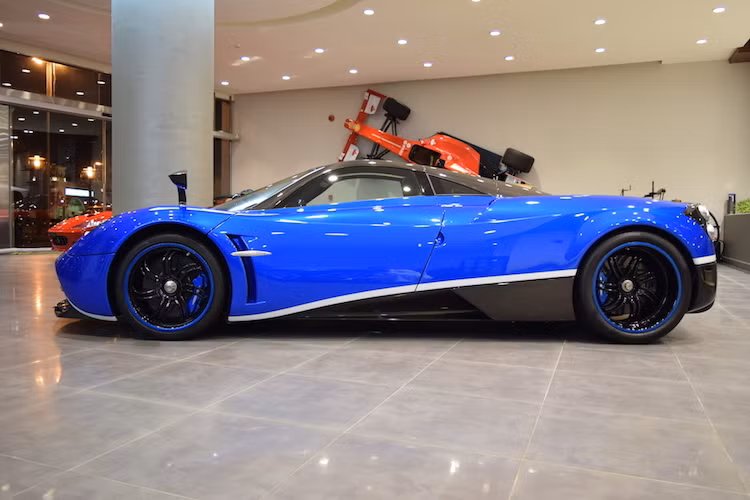 Chiếc Pagani Huayra đầu tiên được sản xuất dành cho khách hàng (không tính tới các phiên bản thử nghiệm nội bộ của Pagani) nổi bật với tông màu xanh và chỉ kẻ thân xe màu trắng.