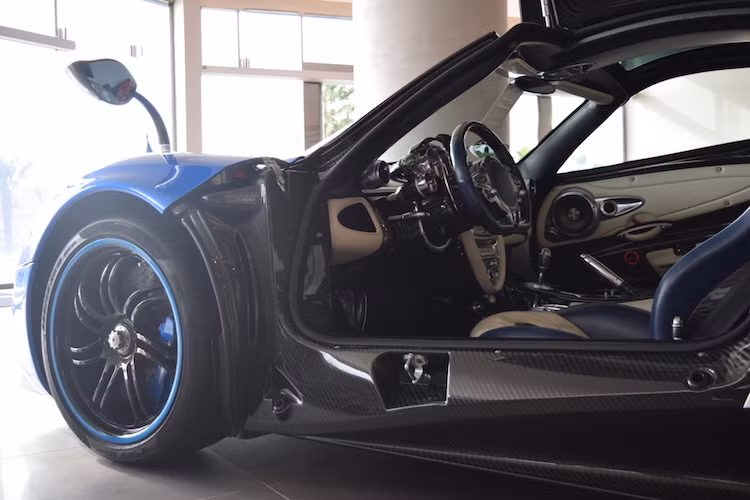 Phần khung của Huayra có thiết kế nguyên khối và được làm từ sợi carbon, khiến cho thân xe cực kỳ cứng vững, bảo vệ hành khách trong va chạm và nâng cao hiệu năng của xe.