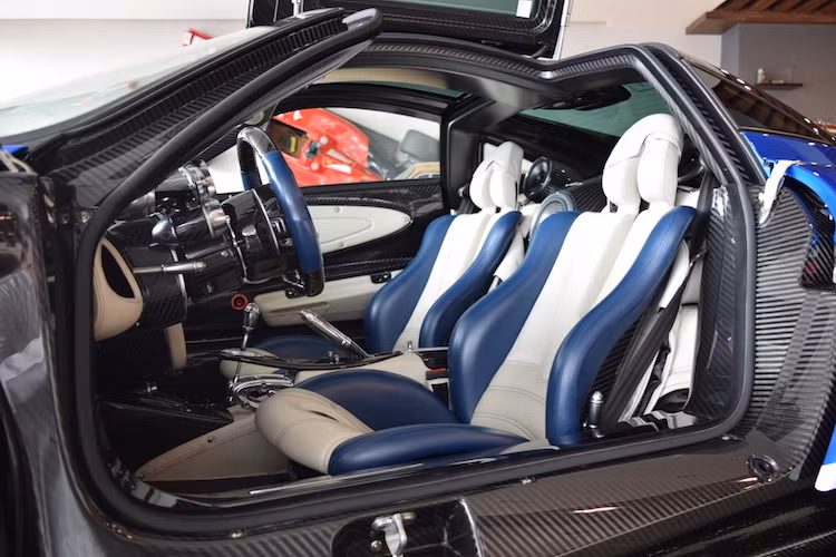 Bên trong nội thất của chiếc Huayra đầu tiên cũng có cách phối màu như ngoại thất, với 3 tông màu chủ đạo là trắng, xanh và sợi carbon.