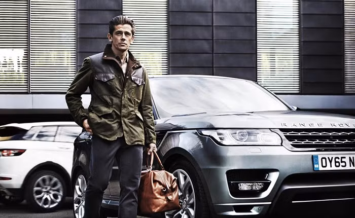 Lịch lãm và mạnh mẽ với áo jacket mang hơi hướng quân đội, phối cùng túi da nâu.