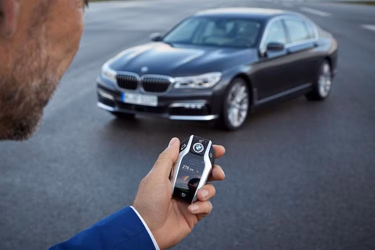 Đặc biệt, BMW 7 Series mới là mẫu xe đầu tiên trên Thế giới có khả năng tự động đỗ xe từ xa, thông qua chìa khoá thông minh.