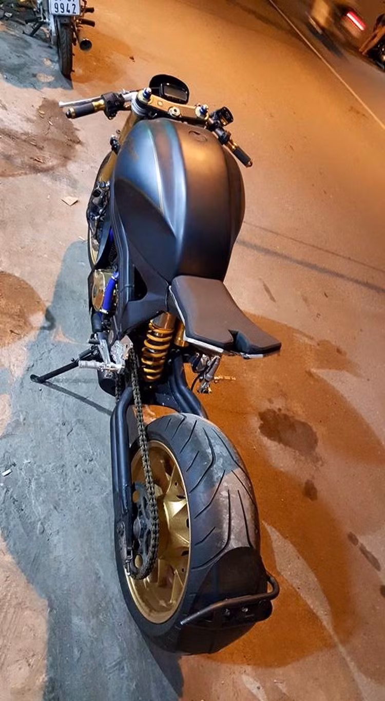 Bình xăng đã được anh Tự gò lại hoàn toàn và có dung tích lớn hơn. Bên dưới là yên solo "siêu mỏng" chỉ dành cho một người ngồi.