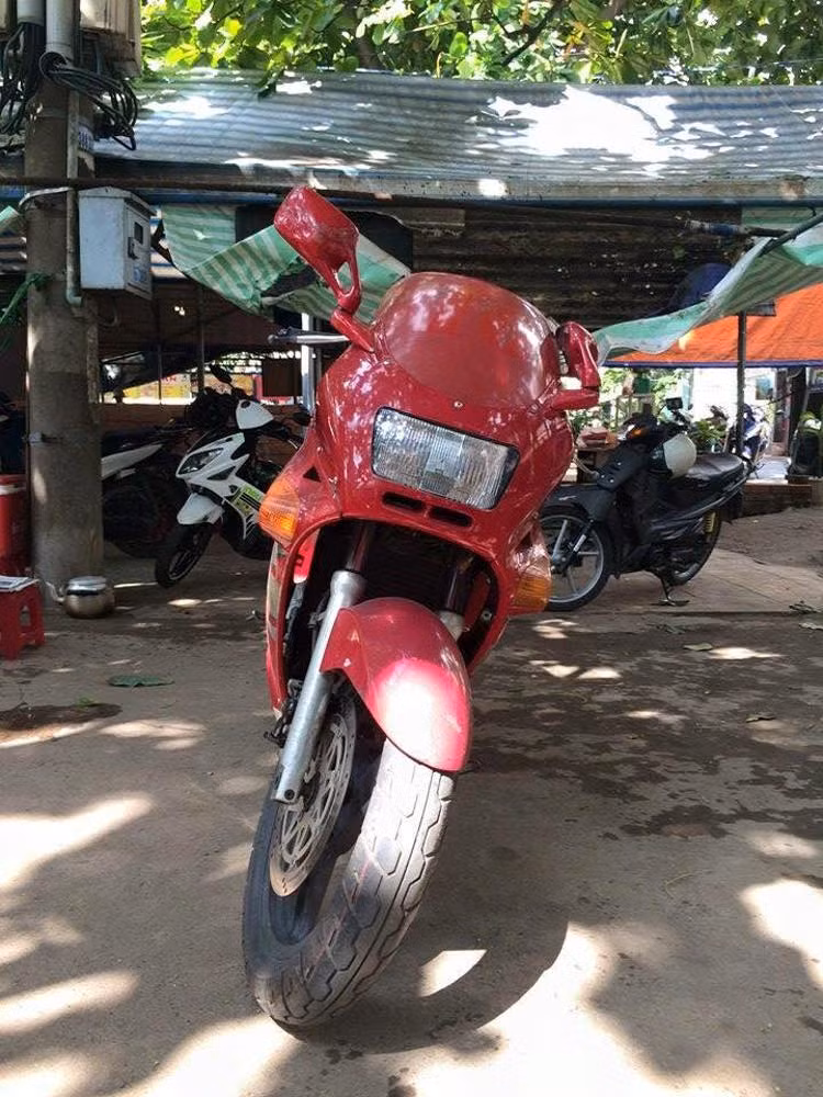 Được coi là "thuỷ tổ" của dòng Ninja 250/300, ZZR sở hữu động cơ 2 xi-lanh DOHC có công suất khá ấn tượng vào thời điểm đó: 37,4 hp/24,5 Nm.