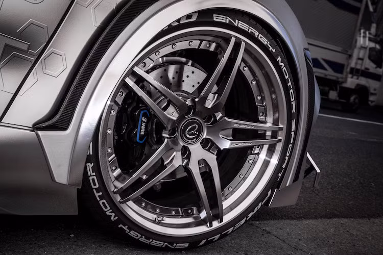 Cả 4 hốc bánh trên phiên bản BMW i8 Cyber Edition của Energy Motor Sport được nới rộng hơn so với i8 nguyên bản nhờ có các nẹp bằng sợi carbon được thiết kế đặc biệt cho chiếc xe.