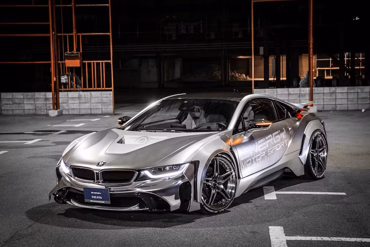 Gói độ widebody đầu tiên cho siêu xe BMW i8 được Energy Motor Sport gọi với cái tên EVO. Chiếc xe sau khi độ có tên gọi "Cyber Edition" và đem tới cảm giác hiện đại như một chiếc tàu vũ trụ.