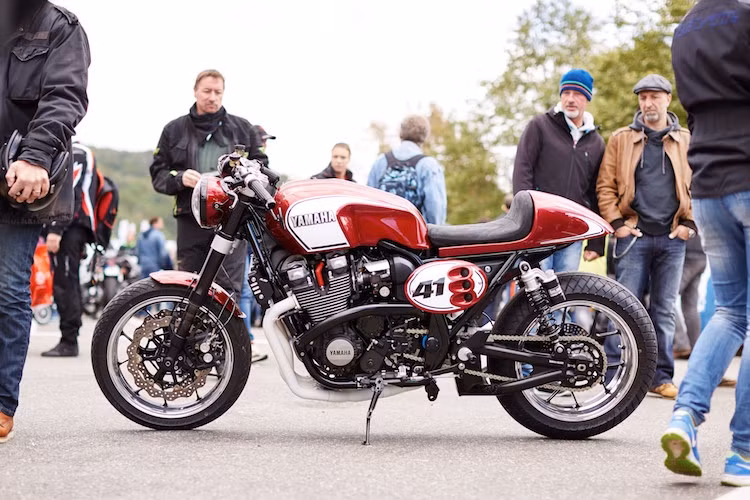 Đứng ở vị trí thứ nhì là chiếc naked bike XJR1300, đã dược độ lại theo dáng cafe racer của đại lý Motorrad Klein từ Đức.