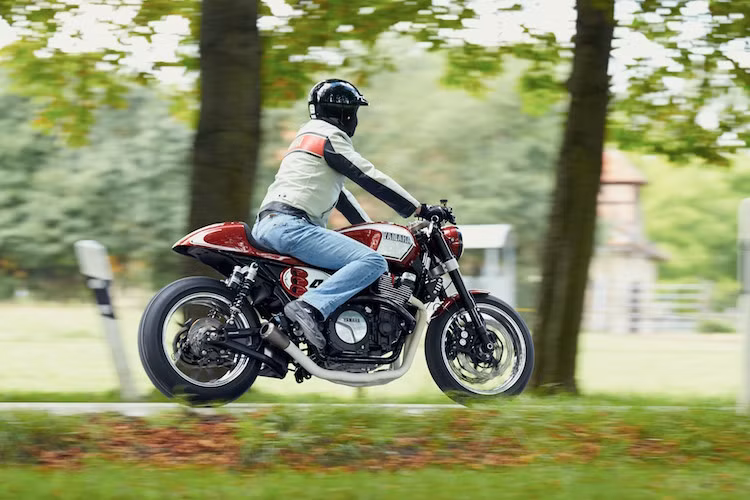 Theo phong cách cafe racer cổ điển, chiếc xe được sơn lại trong tông màu đỏ ruby nổi bật, tem trang trí từ những chiếc Yamaha thập niên 70-80 của thế kỷ 20 nhưng đồng thời vẫn rất hiện đại với bộ mâm nhôm 5 cánh kép tương tự như các dòng sportbike của Yamaha.