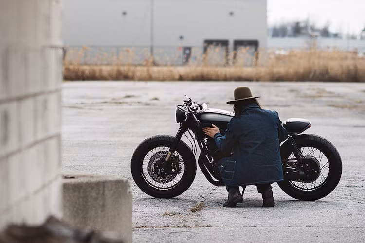 Kết quả là sau khi độ, chiếc Honda CB750 "nát" đã trở nên đầy quyến rũ vừa "dữ dằn", với khả năng vận hành không thua kém mẫu xe hiện đại nào.