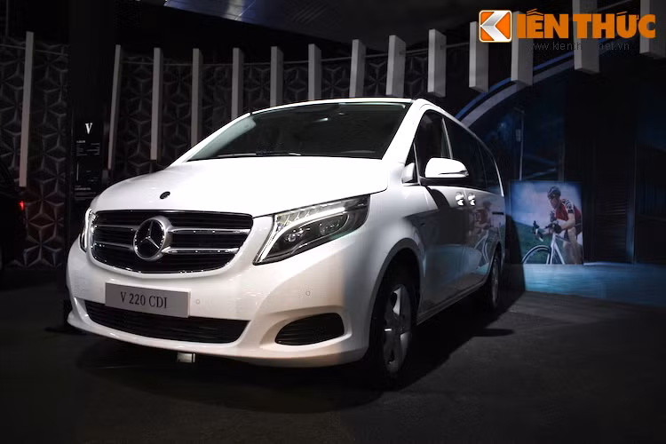 Phiên bản V220 CDI tại Việt Nam có động cơ diesel 2.2l, với công suất 163 mã lực và mô-men xoắn cực đại 380 Nm.