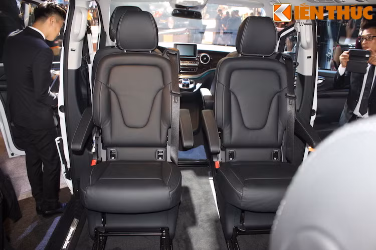 Dù có số chỗ ngồi ít hơn (5 chỗ), nhưng từng ghế ngồi ở khoang sau xe đều đem tới cảm giác rất thoải mái và sang trọng với bề mặt bọc da cao cấp. 2 ghế trước được đặt đối diện hàng ghế thứ 3 và có khả năng điều chỉnh điện lên/xuống.