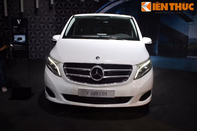 Khi ra mắt, Mercedes đã "khoe" rằng V-Class sẽ là "chiếc xe van đầu tiên bạn muốn sở hữu". Chính vì vậy, hãng đã đem ngôn ngữ thiết kế mới áp dụng trên C, E và S-Class lên chiếc xe, thể hiện qua các chi tiết như lưới tản nhiệt lớn và đèn chiếu sáng ban ngày LED.