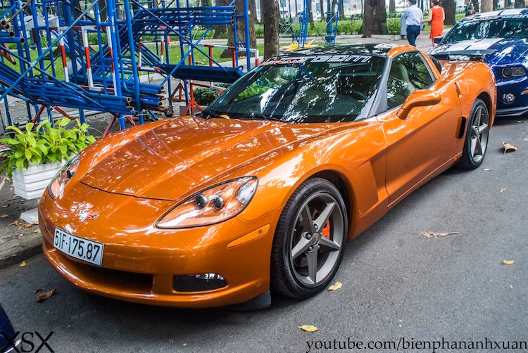 Mẫu xe thứ hai trong dàn xe cơ bắp là Chevrolet Corvette C6 đời trước, nay đã được thay thế bởi thế hệ mới Corvette C7 Stingray.