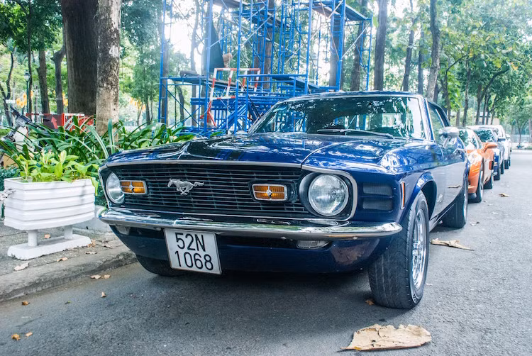 Trong 3 chiếc xe, Mustang Coupe là chiếc cổ nhất khi được sản xuất từ năm 1970 và nhập về Việt Nam từ rất lâu.