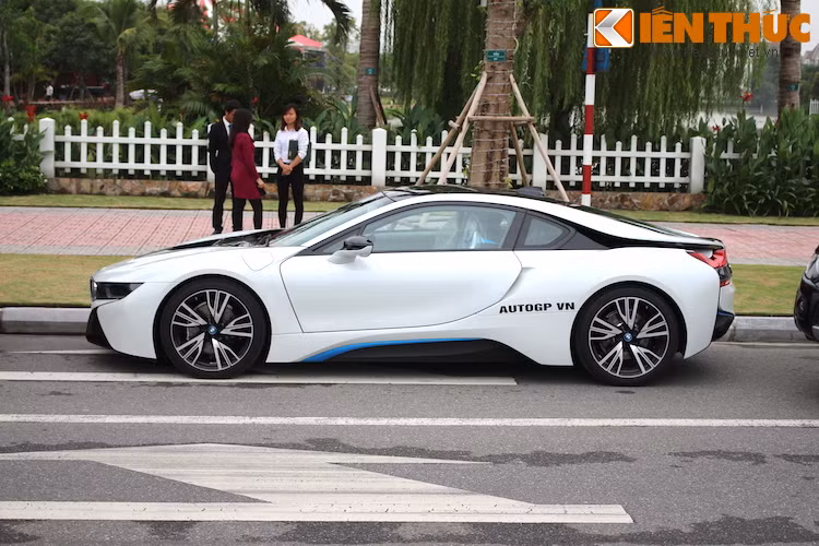 Chiếc siêu xe "xanh" đình đám BMW i8, nổi tiếng tại Việt Nam trong thời gian vừa qua cũng đã xuất hiện tại buổi tiệc mừng sinh nhật của diễn đàn Otofun.