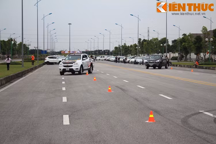 Một trò chơi thu hút được rất nhiều người tham gia là "Xóc nước bỏ lọ", hướng tới mục đích giúp các tài xế điều khiển xe "mượt mà" hơn. Tổng số 20 độ sẽ chia thành 10 lượt đấu. Mỗi lượt 2 đội tham gia cùng một lúc.