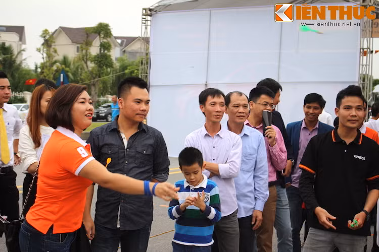 Trò chơi đơn giản này đã thu hút được sự tham gia của nhiều phụ nữ và trẻ em - người thân của các thành viên tham dự.