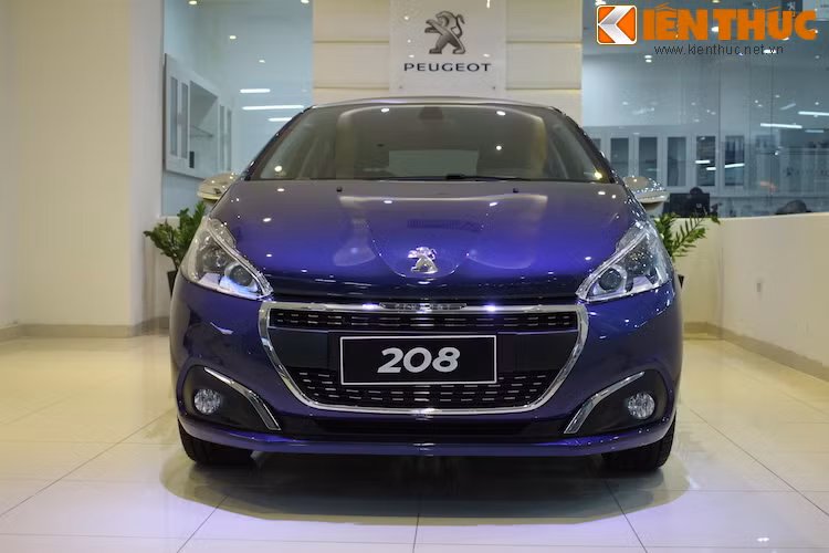 Thay đổi dễ nhận ra nhất trên 208 mới đó là cản trước của xe đã được thiết kế lại với lưới tản nhiệt mới rộng hơn cùng hốc đèn sương mù có thêm viền mạ chrome, đem tới vẻ cao cấp hơn cho chiếc xe.