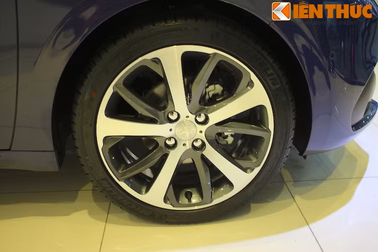 Bộ mâm đúc 17 inch 5 cánh kép 2 tông màu độc đáo của xe cũng được "bê nguyên" từ phiên bản cũ sang, và được bọc xung quanh bởi lốp Michelin cao cấp.