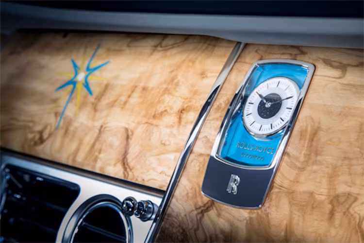 Trong đó, những chiếc Rolls-Royce Ghost có những mặt tròn được đặt trong một khung chữ nhật tinh tế, trong khi các dòng Phantom và Wraith khác nhau lại có đồng hồ tròn.