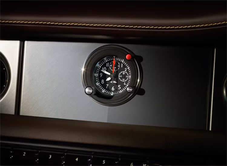 Rolls-Royce Phantom Drophead Coupe Aviator có chiếc đồng hồ giống như trên cổ tay của các phi công.