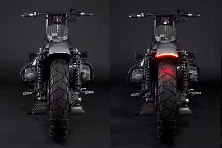 Ở phía sau, chắn bùn cũ của Goldwing được anh tẩy hết sơn và sửa đổi lại để nằm ở góc 12h 5 phút so với bánh xe. Một dải đèn hậu LED được tích hợp vào bên dưới chắn bùn.