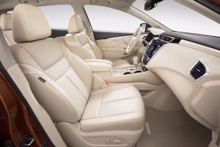 Xe được trang bị đầy đủ các tiện nghi cao cấp như hàng ghế trước chỉnh điện, hệ thống thông tin giải trí thế hệ mới Nissan Connect SM với màn hình cảm ứng đa chạm 8 inch có hỗ trợ định vị và ứng dụng di động...