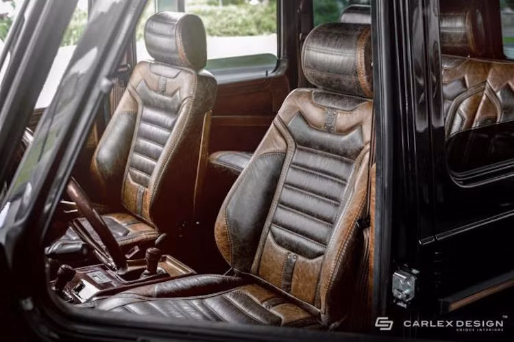 Dù không có những tiện nghi cao cấp, nhưng sau khi độ bởi Carlex, nội thất của chiếc G-Class cũ đã toát lên vẻ sang trọng cổ điển của những chiếc siêu xe sang trong quá khứ.