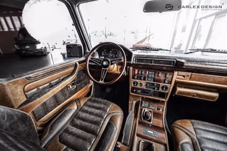 Thay cho vẻ "rẻ tiền" với những chi tiết nhựa cứng màu đen của chiếc G-Class đời 1990 gốc, Carlex đã khiến cabin của xe có được vẻ sang trọng, mạnh mẽ và nhã nhặn nhờ các vật liệu cao cấp và sự tỉ mỉ tới từng chi tiết.