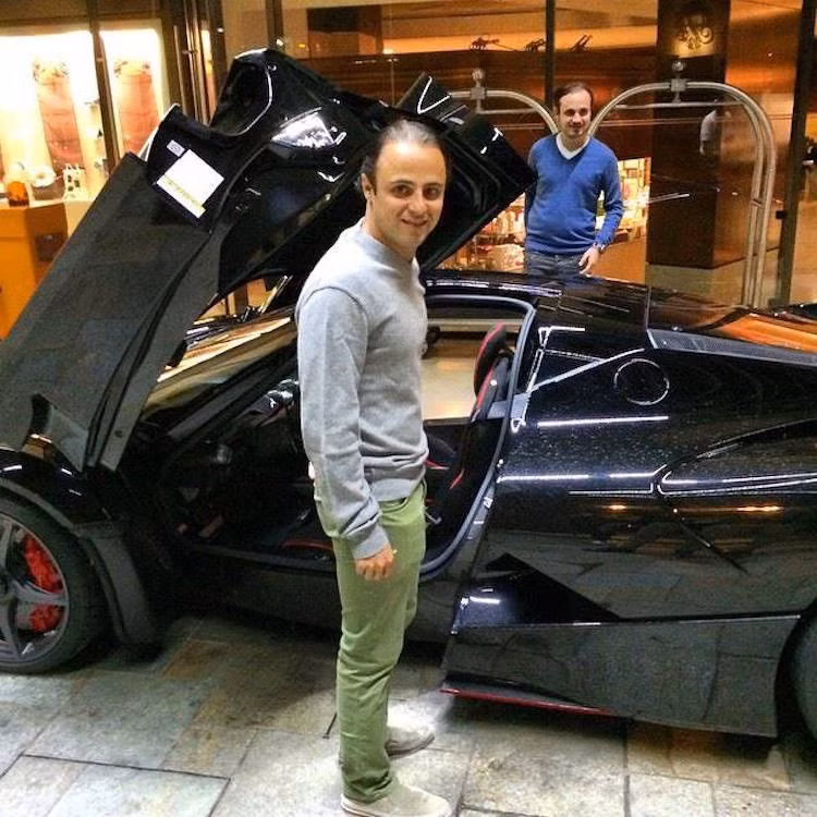 Tay đua Felippe Massa bên cạnh chiếc LaFerrari của anh ở trước một khách sạn hạng sang ở Monaco.
