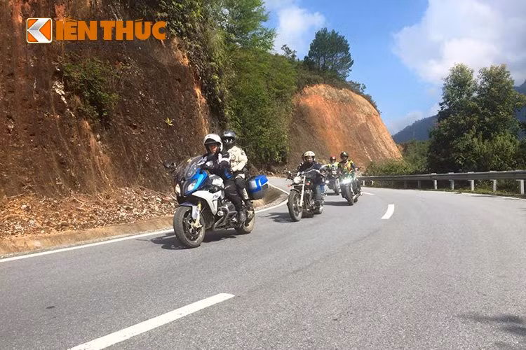 Sau khi đã xuyên Việt, khám phá Đông Bắc, Mũi Cà Mau... gần đây nhất, nhóm "Những cung đường hình chữ S" đã thực hiện một hành trình chinh phục Tây Bắc, khám phá các đỉnh đèo Pha Đin - Ô Quy Hồ - Khâu Phạ... trong những ngày tháng 10 vừa qua.