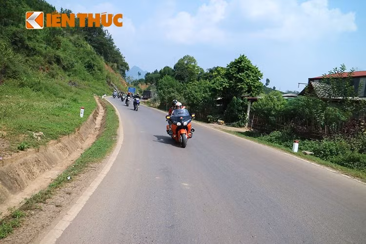 Tham gia vào đoàn hành trình không chỉ có các biker từ các tỉnh miền Bắc, mà còn có cả những người lặn lội từ Đà Lạt, Bình Dương, Long An, Sài Gòn, Đà Nẵng, Thanh Hoá... ngược ra ngoài Bắc để có thể cùng những người "đồng đội" khám phá vẻ đẹp tuyệt vời của Tây Bắc vào tiết trời Thu.