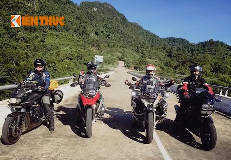 Dàn bikers của Clb môtô Đà Nẵng điều khiển những chiến mã BMW Motorrad cũng hành quân về Quảng Trị tham dự đại hội.