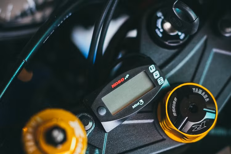 Chảng 3 của xe có thêm đồng hồ Koso Mini 3, bên cạnh một số chi tiết ốc kiểng mới màu vàng làm điểm nhấn.