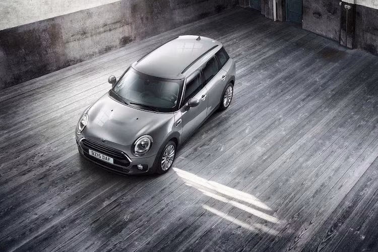 Ở bên dưới nắp ca-pô, MINI Clubman được trang bị 3 phiên bản động cơ khác nhau, trong đó có 2 động cơ xăng và 1 động cơ diesel.