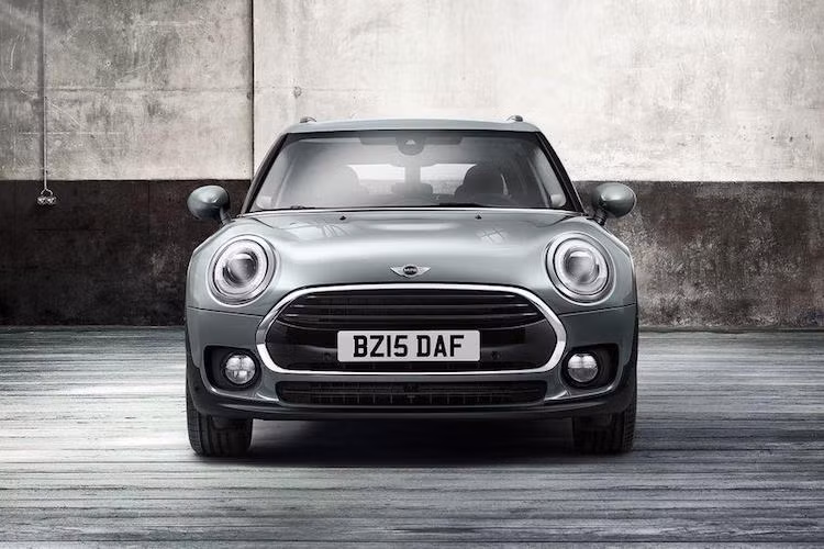 Dựa trên thế hệ MINI Cooper hoàn toàn mới, Clubman có thiết kế y hệt những "người anh em" nhỏ hơn của mình khi nhìn từ phía trước.