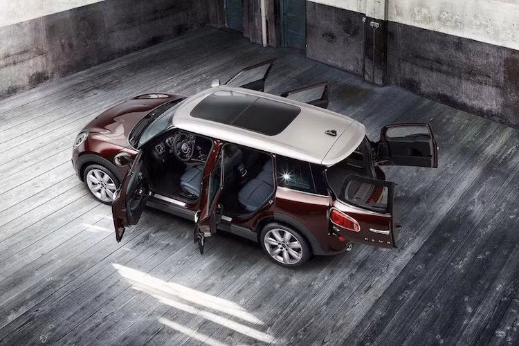 Tuy nhiên, thiết kế cửa hậu mở đôi vẫn được giữ lại trên phiên bản mới này. Theo MINI, họ chuyển sang thiết kế cửa sau truyền thống là vì các kích thước của xe đã lớn hơn, khiến việc ra vào hàng ghế sau trở nên dễ dàng hơn.