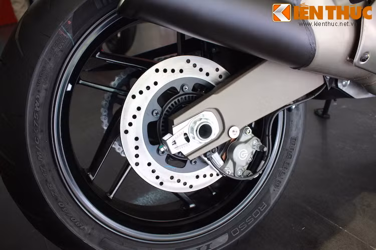 Cả lốp trước lẫn lốp sau đều là dòng Diablo Rosso hiệu năng cao của hãng lốp Pirelli nổi tiếng. Phanh sau dùng heo Brembo 2 piston đối xứng.