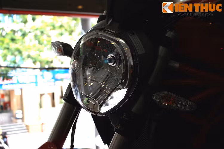 Ở dưới đèn còn được trang bị thêm 2 dải LED chiếu sáng ban ngày, chỉ có thể được nhận ra khi bật lên.