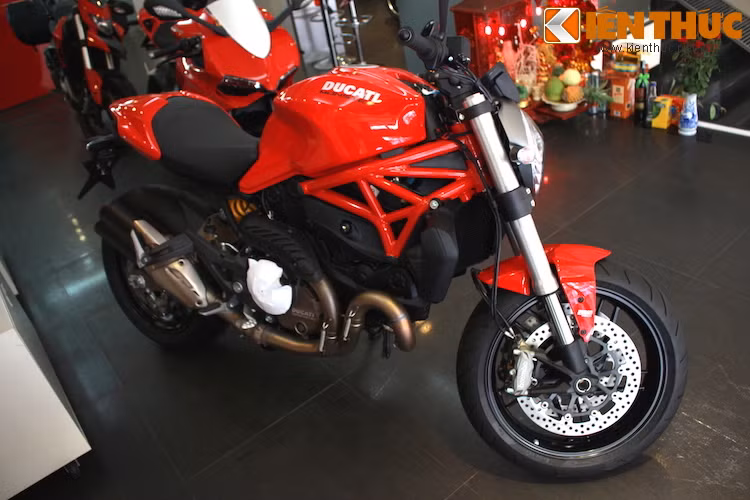 Tại Việt Nam, phiên bản Monster 821 như trong hình có giá 409 triệu đồng, đi kèm chế độ bảo hành 2 năm không giới hạn km.