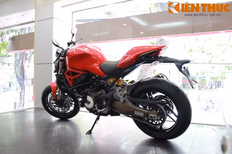 Ở phía sau, Monster 821 sử dụng gắp đôi, thay vì gắp đơn độc đáo như trên Monster 1200 để giảm chi phí.