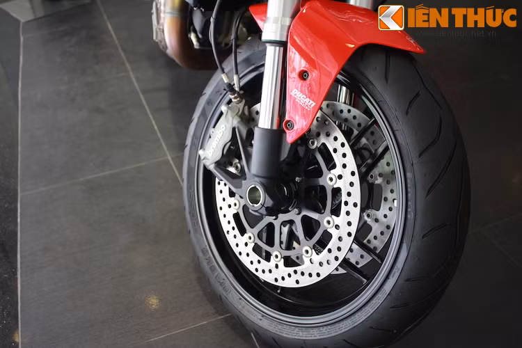 Cận cảnh "dàn chân" trước của xe, với phuộc Sachs USD và hệ thống phanh đĩa kép Brembo.