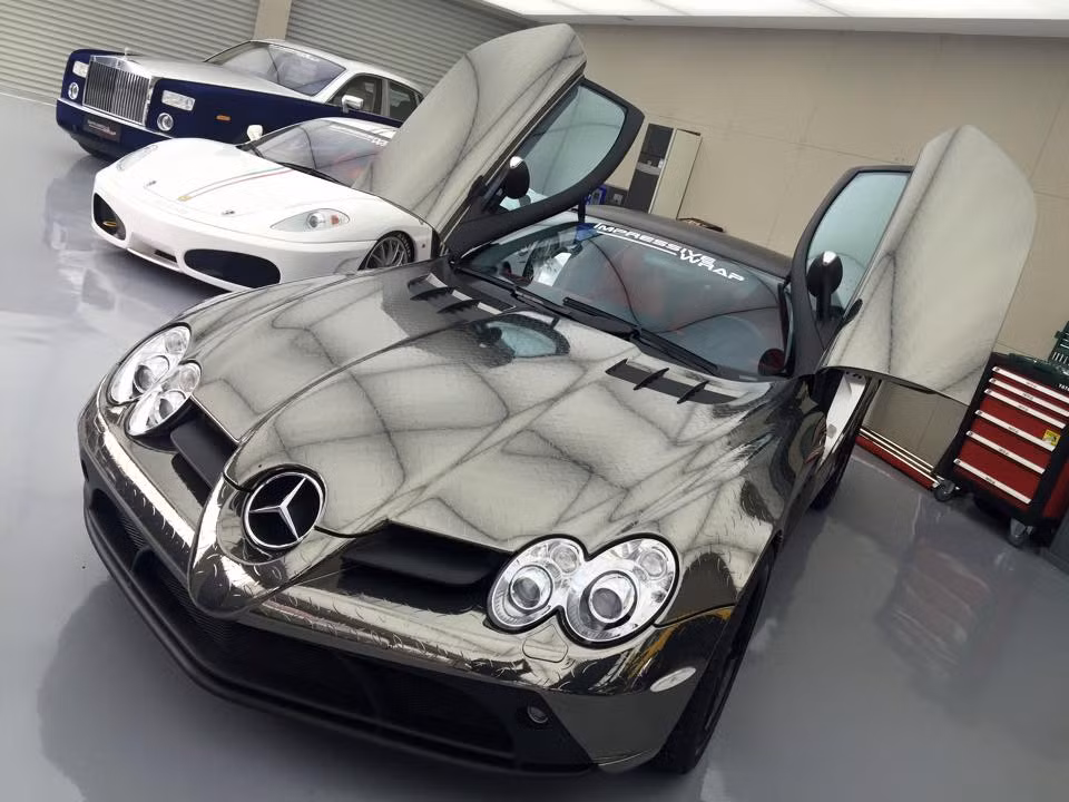 Bên trong cửa hàng là một số chiếc xe đã được Impressive Wrap dán sẵn, chẳng hạn như chiếc Mercedes SLR McLaren dán vân thép này.