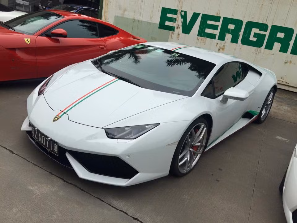 Một chiếc Lamborghini Huracan với sọc cờ Ý chạy dọc thân xe do Impressive Wrap dán.