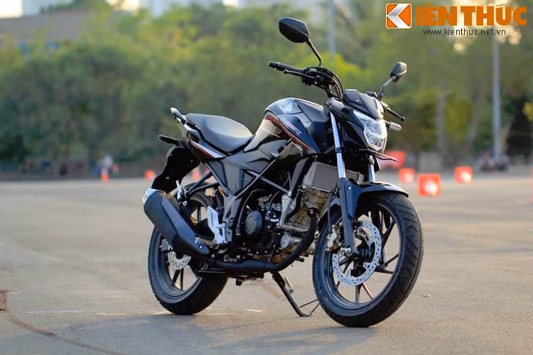 Tuy nhiên, cũng giống như Sonic, CB150R Streetfire sở hữu thiết kế đầy năng động và sắc sảo với các đường "chặt, khắc" cá tính.