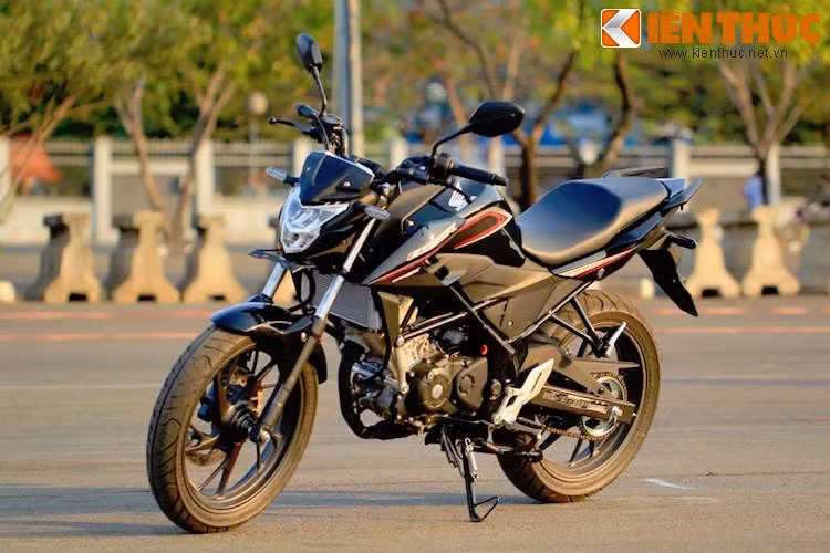 Không giống như Sonic 150R với khung dạng underbone, Honda CB150R Streetfire là một chiếc xe côn tay với khung dạng backbone trellis, bình xăng nằm trước người lái điển hình.
